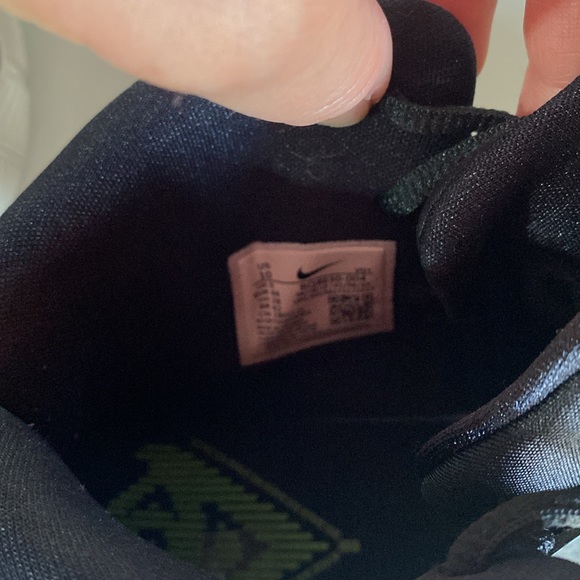 Mens Nike Kyries - Picture 6 of 6